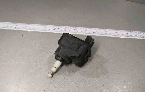 Opel Omega B2 Headlight level adjustment motor 90492832