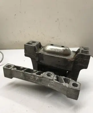 Peugeot 207 CC Engine mount bracket 9680119880
