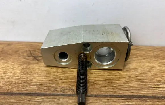 Cadillac CTS Air conditioning (A/C) expansion valve 78965627