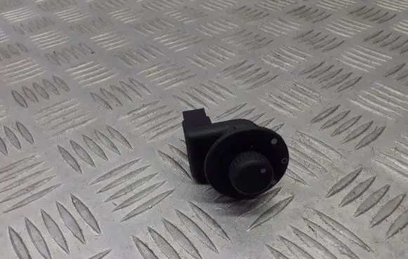 Dacia Sandero Wing mirror switch 8200002442