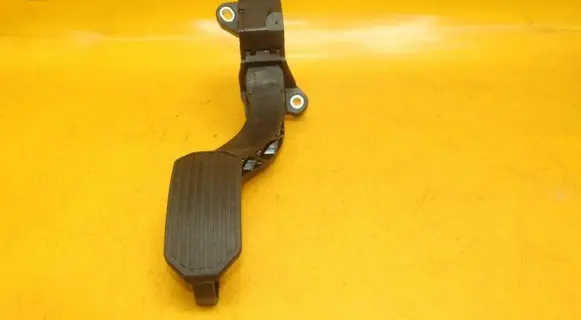 Accelerator throttle pedal