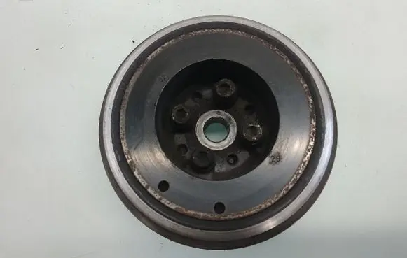 Volkswagen Golf IV Crankshaft pulley 038105243