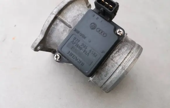 Volkswagen PASSAT B5 Mass air flow meter 037906461B AFH6010A T55194