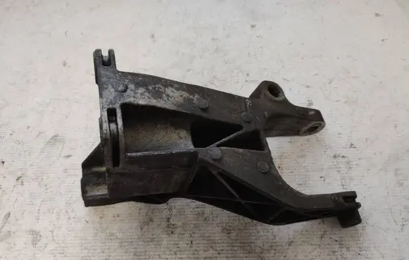 Engine mounting bracket