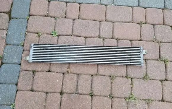 Opel Insignia B Engine oil radiator 84174838