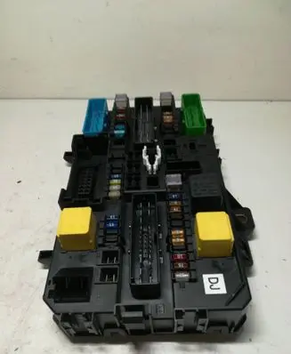 Opel Astra H Fuse module 13180773