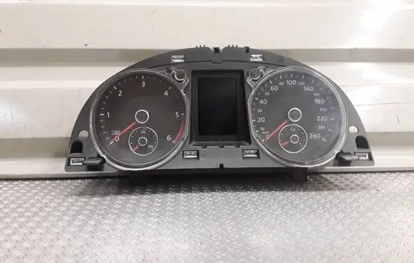 Volkswagen PASSAT B6 Speedometer (instrument cluster) 3AA920870D
