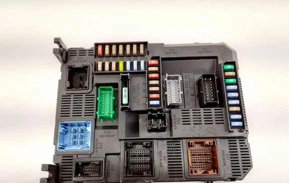 Peugeot 308 Fuse module 9807054180