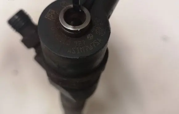 Opel Insignia A Fuel injector 0445110327