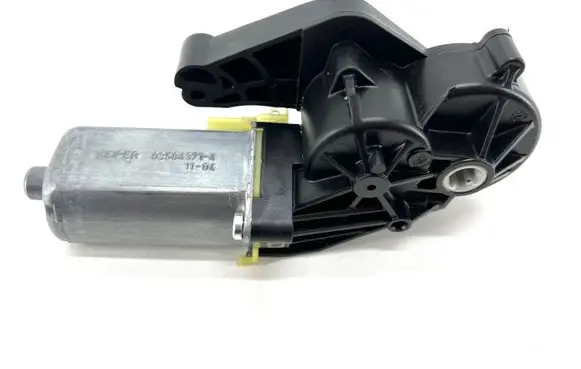 Mercedes-Benz C W204 Seat adjustment motor 0390203367 825843714
