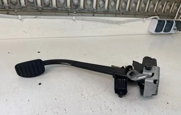 Opel Vivaro Clutch pedal