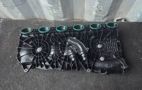 BMW X7 G07 Intake manifold 8647977 10543512