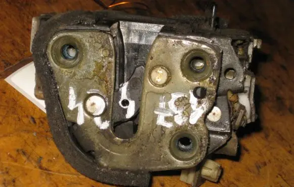 Nissan Sunny Rear door lock