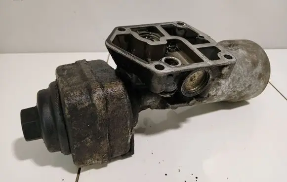 Oil filter mounting bracket