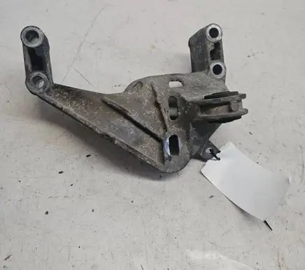 Engine mounting bracket