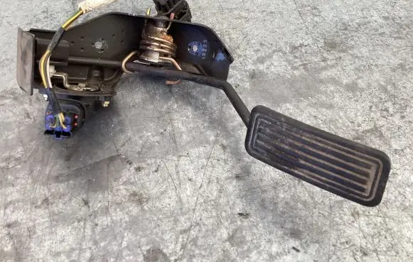 Toyota Avensis T250 Accelerator throttle pedal 13225