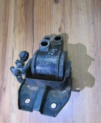 Mazda 626 Engine mount bracket