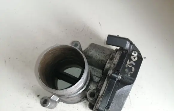 Volkswagen PASSAT B6 Throttle valve 03L128063E