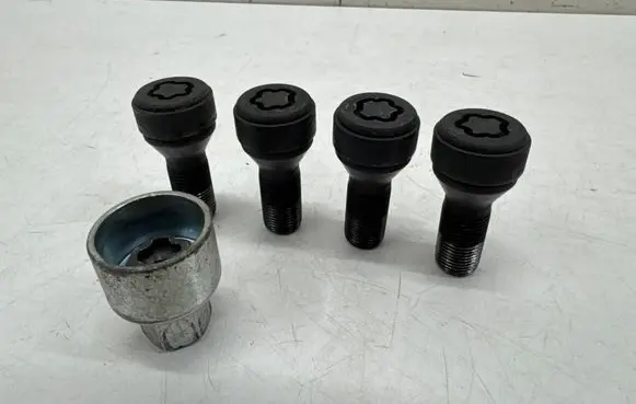 BMW iX3 G08 Anti-theft wheel nuts and lock 