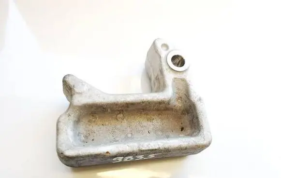 Engine mounting bracket