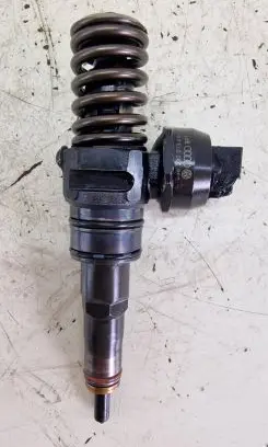 Volkswagen PASSAT B5.5 Fuel injector 038130073AR