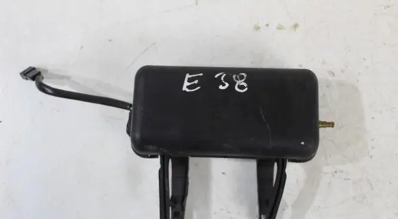 BMW 7 E38 Vacuum valve 8170566