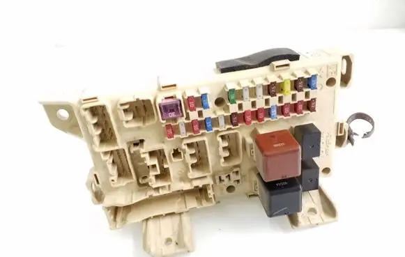 Toyota Avensis Verso Fuse module 8922144030