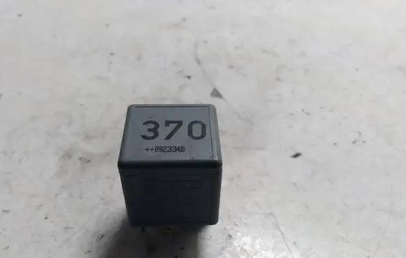 Volkswagen Golf VI Other relay 8D0951253
