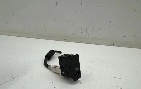 Mini Cooper Countryman F60 USB socket connector 6820397