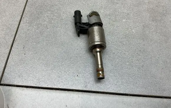 Volkswagen Golf VII Fuel injector 04E906036E