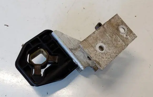 Radiator mount bracket
