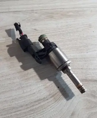 Volkswagen Golf VII Fuel injector 04E906036E