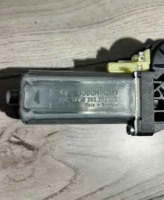 Volkswagen PASSAT B6 Seat adjustment motor 0390203224