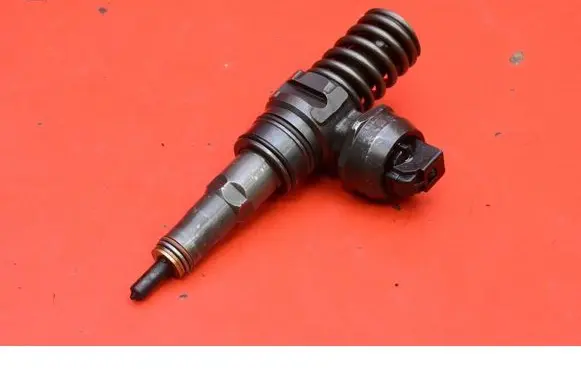 Volkswagen PASSAT B5.5 Fuel injector 038130073AJ