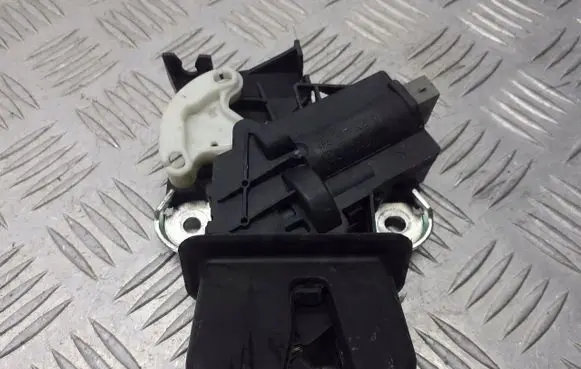 Volkswagen PASSAT B6 Tailgate exterior lock 4F5827505D
