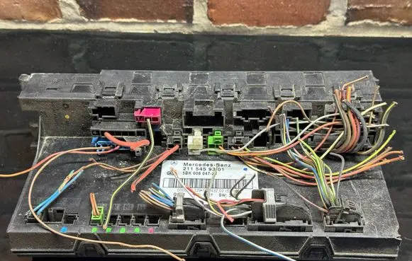 Mercedes-Benz E W211 Fuse module 2115459301 5DK00804729