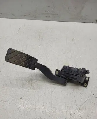 Accelerator throttle pedal