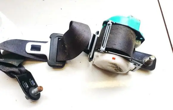 Middle seatbelt (rear)