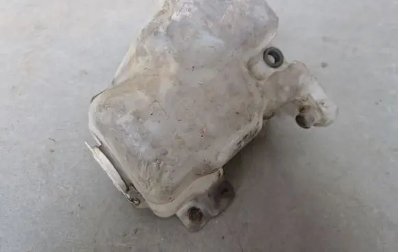 Mitsubishi L200 Windshield washer fluid reservoir/tank