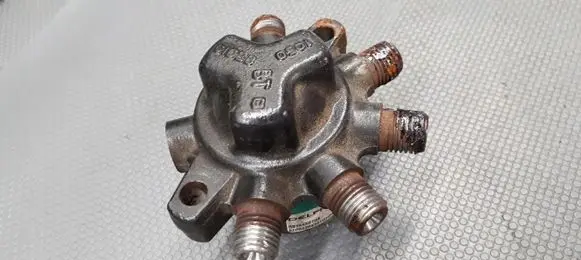 Ford Focus Fuel distributor R9144Z070A
