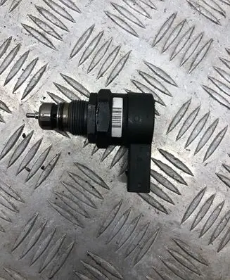 BMW 5 E60 E61 Fuel pressure regulator 0281002481