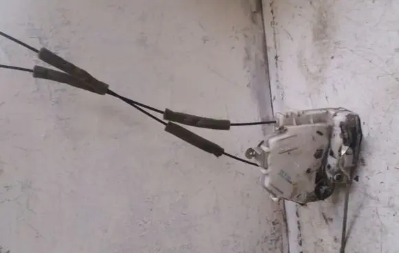 Honda FR-V Front door lock 05922