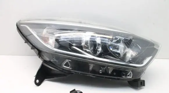 Renault Captur Headlight/headlamp 260104476R