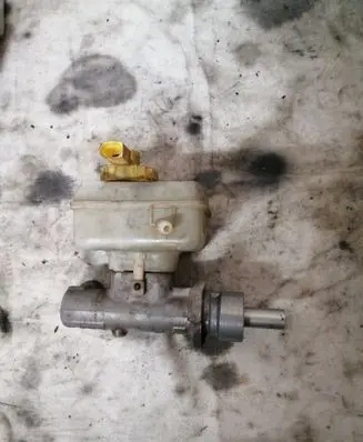 Volkswagen Golf IV Master brake cylinder 21027099