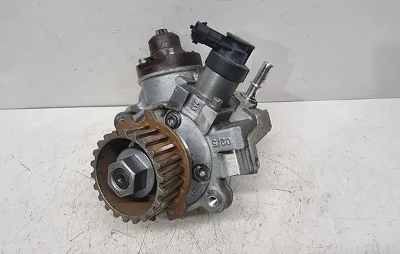 Peugeot 3008 II Fuel injection high pressure pump 9811347380 1612775880 0445010739