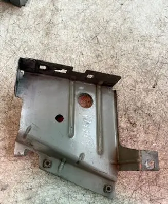 Renault Master III Fender mounting bracket 631236296R