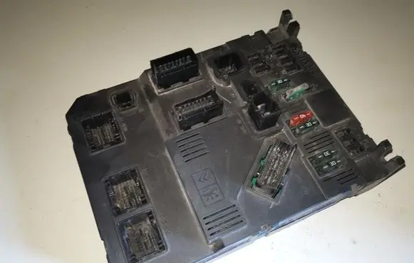 Peugeot 206 Comfort/convenience module 9645747480 S118085210D BSIE0200