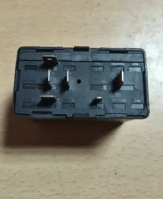 Volkswagen PASSAT B6 Other relay 4A0907440 05020500