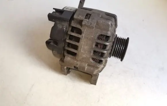 Volkswagen Polo Generator/alternator 03D903025J