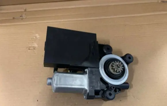 Volvo S40 Front door window regulator motor 30737675 992751108 5WK11431K
